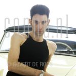 13-05-1978 Robert Gordon at studio in Amsterdam.

[keywords]Posed, Half Length, Eyecontact, Car[/keywords]